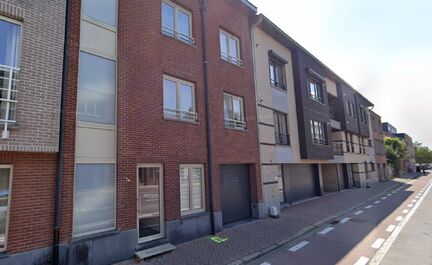 Leemans Immobiliën vous propose cet appartement T3 (2 chambres) en plein cœur de Merchtem. Grâce à son emplacement central, toutes les commodités (commerces, transports en commun, écoles et installations sportives) sont accessibles à pied. L'appart