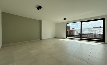 LEEMANS immobiliën biedt u dit Moderne nieuwbouwappartement aan. Te huur op TOPLOCATIE in centrum van Asse.

Op zoek naar een ruim en zeer gezellig appartement op wandelafstand van de Kerk (50m), de markt (30m) met de gezellige cafés en restaurants en d