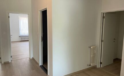 Leemans Immobiliën biedt u dit instapklare appartement te huur aan in Asse.Dankzij de centrale ligging bevinden winkels, scholen, openbaar vervoer, sportinfrastructuur en belangrijke invalswegen zich op korte afstand.Het appartement is gelegen op de eers