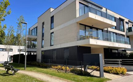 LEEMANS Immobiliën biedt u dit gezellig nieuwbouw appartement in centrum Groot-Bijgaarden. Het appartement maakt deel uit van een kleine residentie in een rustige woonwijk, gelegen op de tweede verdieping en in de nabijheid van alle nodige faciliteiten (