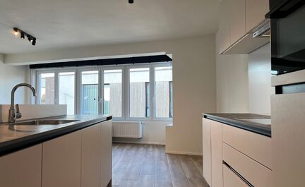 LEEMANS IMMOBILIËN biedt U volgend instapklaar tweeslaapkamer-appartement te huur aan, gelegen op toplocatie in de gemeente Liedekerke.  

Op zoek naar een zéér goed onderhouden en tevens recent gerenoveerd appartement, dewelke onmiddelijk beschikbaar 