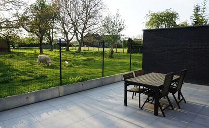 LEEMANS IMMOBILIËN biedt u volgend gelijkvloers appartement te huur aan in de gemeente Opwijk. 

Dit betreft een ruim 2-slaapkamer appartement (recente nieuwbouw BJ 2012) op de gelijkvloersverdieping. Het appartement beschikt over een netto bewoonbare op