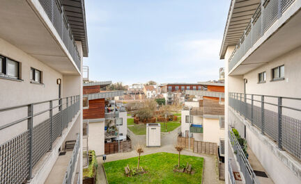 Leemans Immobiliën biedt u dit energiezuinige appartement aan met een adembenemend uitzicht over Brussel.
Dankzij de centrale ligging bevinden winkels, kinderopvang, scholen, sportinfrastructuur en openbaar vervoer zich op wandelafstand. Het appartement 