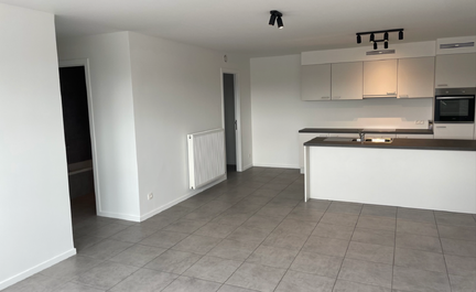 Leemans Immobiliën biedt u dit verzorgde 2-slaapkamerappartement op de derde verdieping, ideaal gelegen in het hart van Denderleeuw. Dankzij de centrale ligging bevindt u zich op wandelafstand van winkels, het treinstation, openbaar vervoer, scholen en s