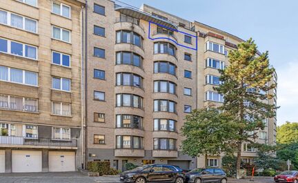 LEEMANS IMMOBILIËN stelt u graag volgend appartement voor, ideaal gelegen in de gemeente Vorst, op de zevende verdieping van een residentieel gebouw.

Met een bewoonbare oppervlakte van 103m² is het appartement als ingedeeld volgt:
Een ruime inkomhal me
