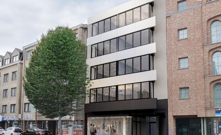 Opbrengsteigendom met 8 appartementen + 1 commercieel gelijkvloers. De appartementen bestaan uit een inkomhal met WC, een ruime leefruimte, keuken, 2 slaapkamers  met terras en een badkamer. 4 verdiepingen met telkens 2 appartementen. 6 van de 8 apparteme