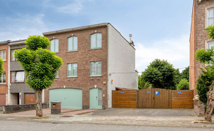 Leemans Immobiliën vous propose à la location cette spacieuse maison à niveaux décalés à Zellik. Prête à emménager, cette maison bénéficie d'une situation centrale idéale, à proximité des grands axes routiers, des commerces, des transports e