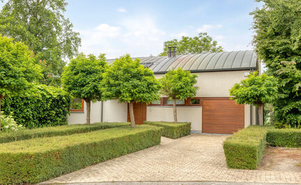 Leemans Immobiliën est fier de vous présenter cette villa exclusive, située dans un emplacement privilégié à Asse. Cette élégante résidence allie le calme de la campagne à une excellente accessibilité, plaçant commerces, écoles, installations