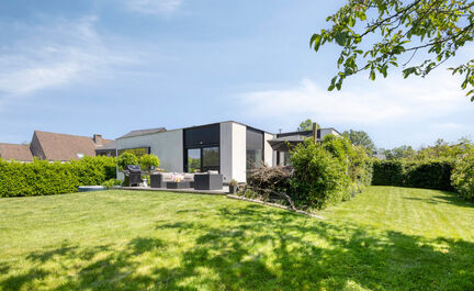 Leemans Immobiliën vous propose ce bungalow moderne et rénové, situé sur un magnifique terrain de 29 ares. Ce bien unique bénéficie d'un emplacement privilégié et très recherché, avec une vue apaisante sur la campagne environnante. Grâce à sa 