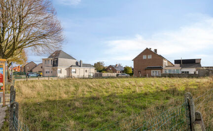 Halfopen bouwgrond te koop in Asse – centrale ligging!
Leemans Immobiliën biedt u  deze bouwgrond aan van 5a 30ca (Lot 1), ideale ligging in een centraal gelegen buurt van Asse. Deze grond is geschikt voor het oprichten van een halfopen bebouwing en co