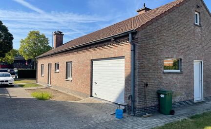 Leemans Immobiliën biedt u deze aangename bungalow aan, gelegen op een centrale en gunstige locatie. Dankzij de uitstekende ligging bevinden winkels, scholen, sportinfrastructuur, openbaar vervoer en belangrijke invalswegen zich op korte afstand.
De woni