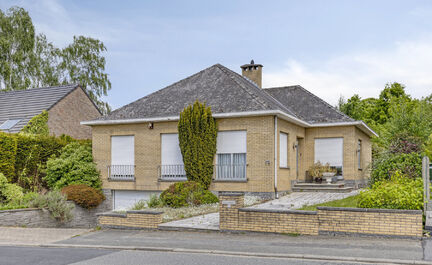 Leemans Immobiliën stelt u  deze charmante woning voor, gelegen in een rustige en toch uiterst centrale buurt in Dilbeek. Winkels, openbaar vervoer, sportinfrastructuur en belangrijke invalswegen bevinden zich allemaal op korte afstand — ideaal voor wi