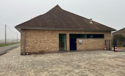 LEEMANS IMMOBILIËN vous propose l'espace professionnel suivant situé dans la commune d'Opwijk. 

L'immeuble était utilisé comme bureau (profession indépendante) mais peut aussi parfaitement servir par exemple de cabinet / activité indépendante à c