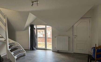 In een bijzonder complex (renovatieproject basisschool) bieden wij u dit gezellig duplex appartement aan bestaande uit: een bijzonder lichtrijke leefruimte met open keuken (volledig geïnstalleerd) en aansluitend aan het ruim terras met zicht op de binnen