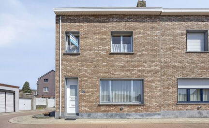 LEEMANS IMMOBILIËN biedt u deze ééngezinswoning aan met uitermate goede ligging, op wandelafstand van het bruisende centrum van Asse! Dankzij de centrale ligging bevinden alle voorzieningen zich op wandelafstand: winkels, scholen, openbaar vervoer, hor