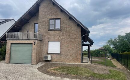 Leemans Immobiliën biedt u deze ruime en lichtrijke woning aan op een centrale ligging in Asse. Dankzij de uitstekende locatie bevinden winkels, sportinfrastructuur, openbaar vervoer, belangrijke invalswegen en mooie fiets- en wandelroutes zich in de onm