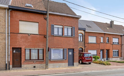 Leemans Immobiliën biedt u deze instapklare en uitstekend onderhouden woning aan, ideaal gelegen in het centrum van Asse. Dankzij de centrale ligging bevinden winkels, scholen, openbaar vervoer, sportinfrastructuur en belangrijke invalswegen zich op wand