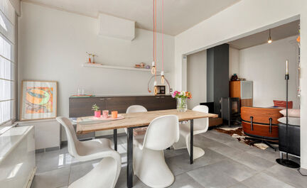Leemans Immobiliën biedt u deze charmante en bijzonder sfeervol ingerichte woning aan, gelegen op een uitstekende en centrale locatie in het centrum van Opwijk.
De woning combineert een gezellige woonomgeving met een praktische indeling en beschikt boven
