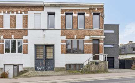 LEEMANS IMMOBILIËN biedt u deze eengezinswoning aan met verschillende ontwikkelingsmogelijkheden! Gelegen in de gemeente Wemmel (grens met de gemeente Meise), toch dichtbij alle faciliteiten en met een vlotte bereikbaarheid richting Brussel en/of Antwerp