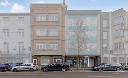 LEEMANS immobiliën biedt U deze volledig instapklare handelsruimte aan, oorspronkelijk ingericht als verzekeringskantoor, doch met een breed scala aan mogelijkheden naar andere doeleinden toe. 

Met zijn uitzonderlijke goede ligging in het bruisende hart