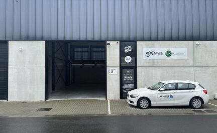 Deze KMO-unit is gelegen in een bedrijvenzone langsheen de Assesteenweg tussen het centrum van Asse en Mollem. De bedrijvenzone Z.5. Mollem is zéér centraal gelegen, goed zichtbaar en makkelijk bereikbaar via de Brusselsesteenweg, op 15 minuten rijden v