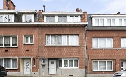 LEEMANS Immobiliën vous propose cette maison unifamiliale bien entretenue située à Anderlecht. La propriété est actuellement composée de 2 entités; le rez de chaussée avec 1 chambre, cuisine, salle de bain et accès au grand jardin arrière. Au 2