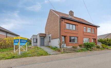 Leemans Real Estate vous présente cette charmante maison idéalement située au cœur d'Asse.
Grâce à son emplacement privilégié, commerces, écoles, installations sportives, pistes cyclables et piétonnes, et grands axes routiers sont à deux pas. P