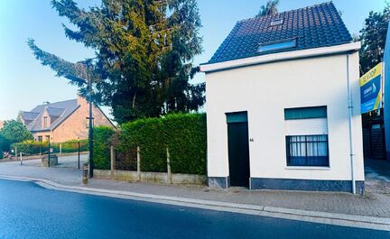 Leemans Immobiliën vous propose cette charmante maison idéalement située au cœur d'Asse. Grâce à son excellente accessibilité, écoles, transports en commun, commerces, installations sportives, pistes cyclables et sentiers pédestres, ainsi que gra