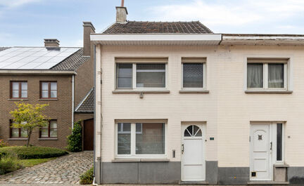Leemans Immobiliën vous propose cette charmante maison située dans un quartier calme et agréable d'Asse-Ter-Heide. Grâce à sa situation idéale, commerces, écoles, transports en commun, installations sportives et grands axes routiers sont facilement