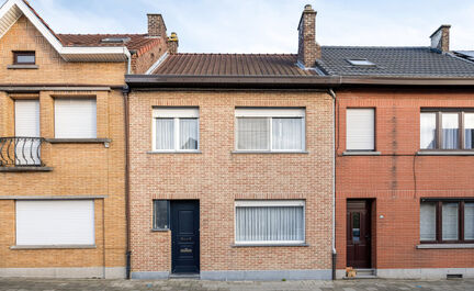 Leemans Real Estate vous présente cette maison rénovée, prête à emménager, située au cœur du quartier animé de Denderleeuw. Grâce à son emplacement central exceptionnel, toutes les commodités essentielles sont accessibles à pied : commerces,
