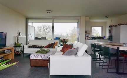 In deze mooie en standingvolle residentie bieden wij u deze unieke penthouse aan met 3 slaapkamers. Indeling: rechtstreekse toegang tot het appartement via de lift (en via traphal), ruime inkomhal/nachthal met afzonderlijke watercloset. Voorts 2 ruime sla