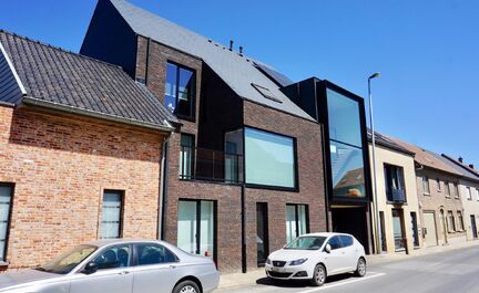 Appartement récent de plain-pied à louer à Mollem, en pleine campagne. Cet appartement comprend un séjour spacieux avec cuisine américaine (four vapeur, four combiné, plaque à induction, réfrigérateur) et un grand cellier. Il dispose également d