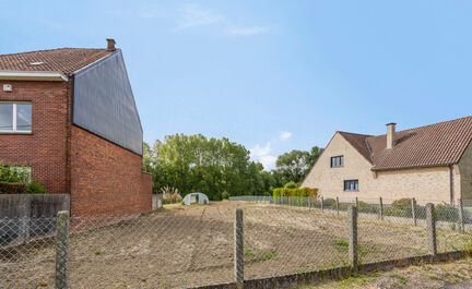 Terrain à bâtir de 6 ares 92ca, situé en zone rurale et centrale à Grand-Bigard, pour une construction jumelée.
Plus d'informations : immo@kantoorleemans.be ou 02/306.90.00