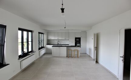 LEEMANS Immobiliën biedt u een uniek nieuwbouw appartement in centrum Brussegem. Het appartement bevindt zich boven de plaatselijke beenhouwer.
Naast een ruime tuin met terras, biedt dit appartement ook 3 slaapkamers, een badkamer met ligbad, een douche 